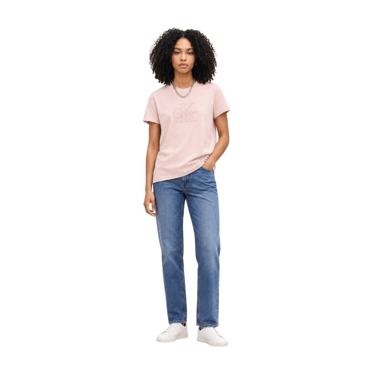 T-shirt Rosa Calvin Klein Jeans; 100% Cotone. Girocollo, maniche corte, logo ricamato. Vestibilità regular, fresca e leggera. L'essenziale iconico per il tuo outfit quotidiano. Frontale intera