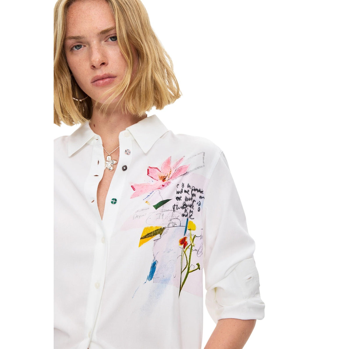 Camicia Desigual donna bianca modello CAM_TAMESIS. Blusa a maniche lunghe in viscosa bianca con ricami di fiori colorati sul davanti, colletto tradizionale e abbottonatura classica, camicia casual elegante e morbida della collezione autunno inverno.