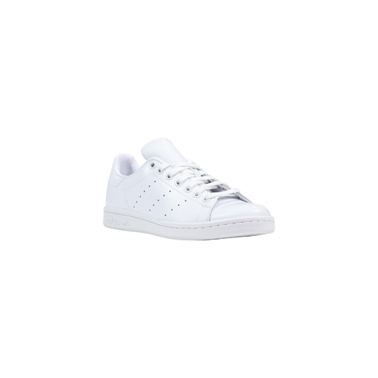 adidas Stan Smith Triple White; pelle pieno fiore, 3 strisce traforate, suola gomma. Design originale anni '70, colore monocolore bianco, calzata regolare. Vista frontale