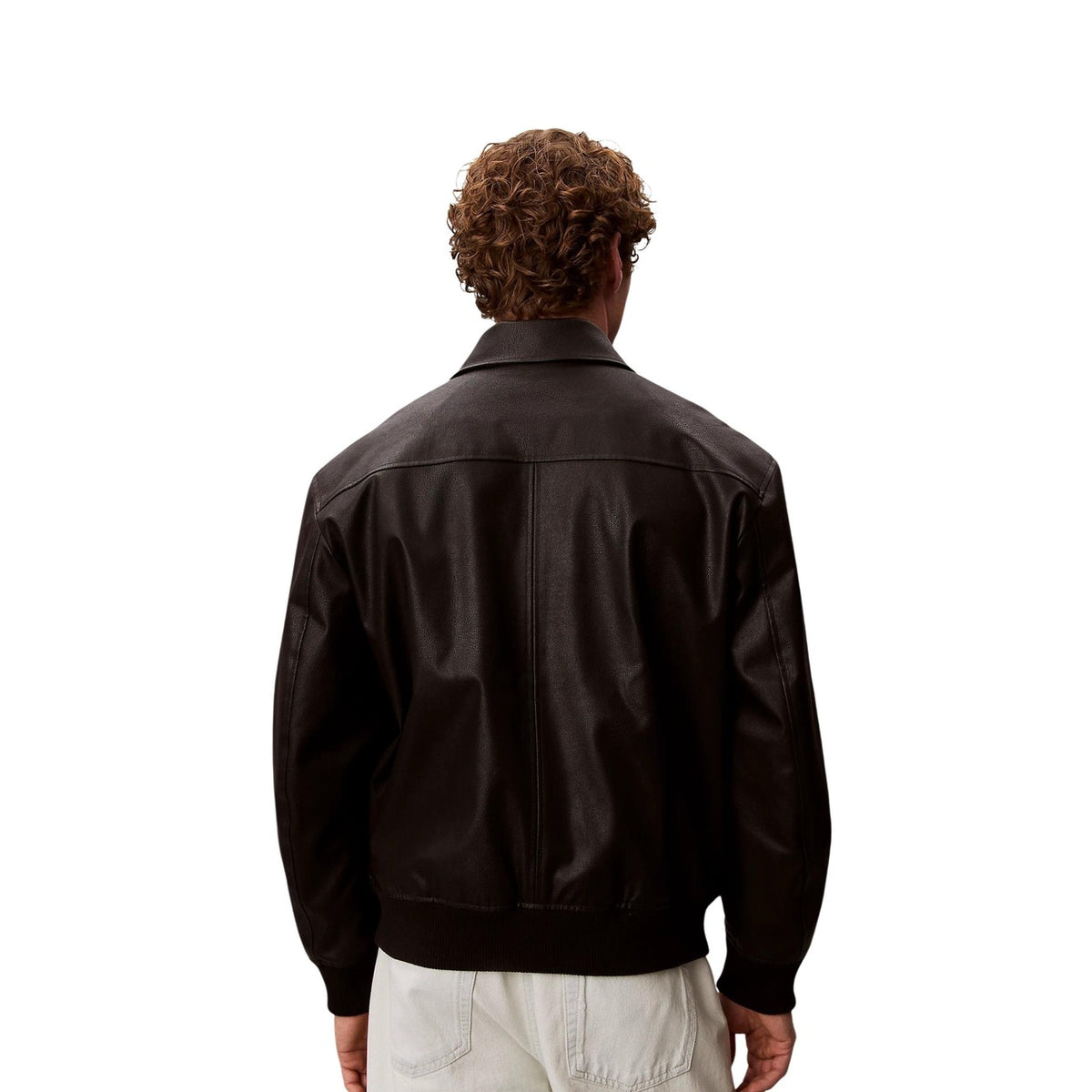 Bomber Calvin Klein Ecopelle; taglio relaxed, zip bidirezionale, dettagli a costine, logo goffrato. Il capospalla must-have della stagione. Vista posteriore
