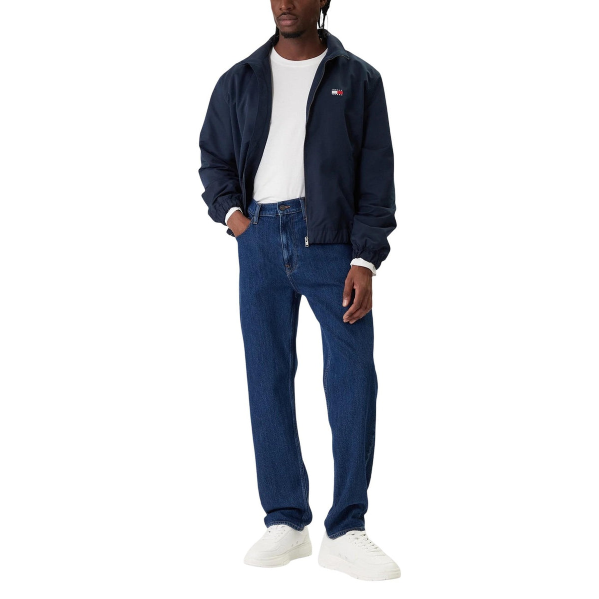 Giacca Tommy Hilfiger Jeans transizione ESSENTIAL uomo blu con cerniera tasche maniche lunghe scollo alto 100% poliestere - vista frontale indossata da modello figura intera