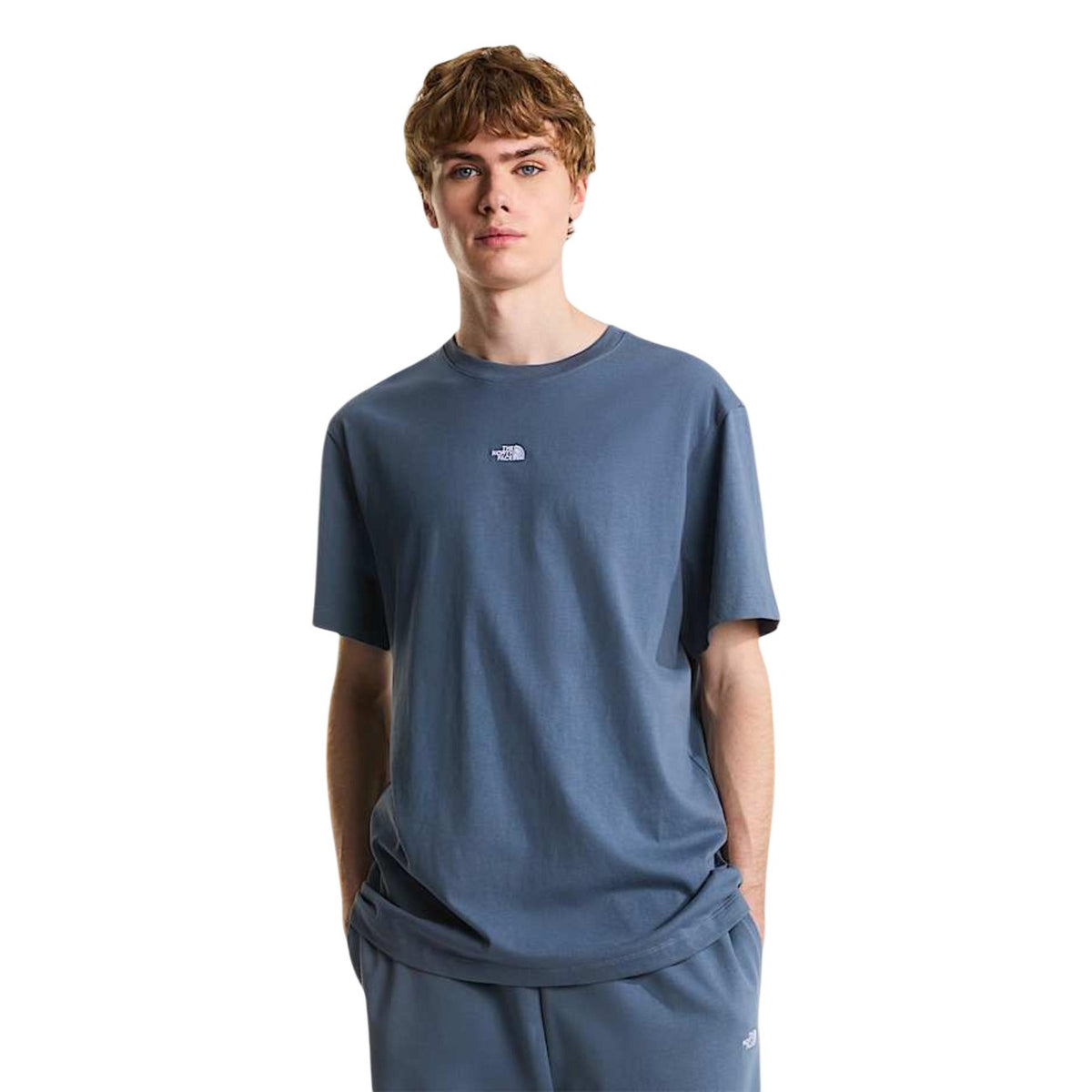 T-shirt The North Face Essential Relax; 100% cotone jersey, 180g. Vestibilità relaxed, spalle scese, stampa a base d'acqua. T-shirt ampia, fresca e resistente, perfetta per il tempo libero. Colore grigio blu vista frontale