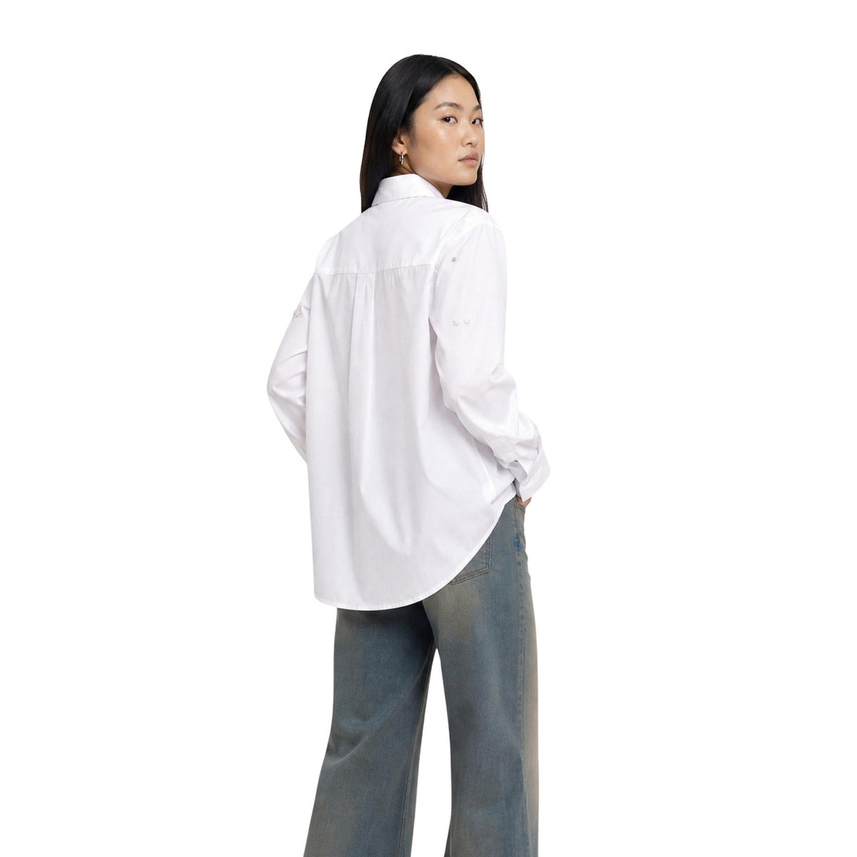 Camicia bianca ricamata donna Only ONLSARINA Loris 15378307. Blusa a maniche lunghe in poliestere riciclato e cotone con ricami delicati, colletto regolare e vestibilità dritta per la mezza stagione.