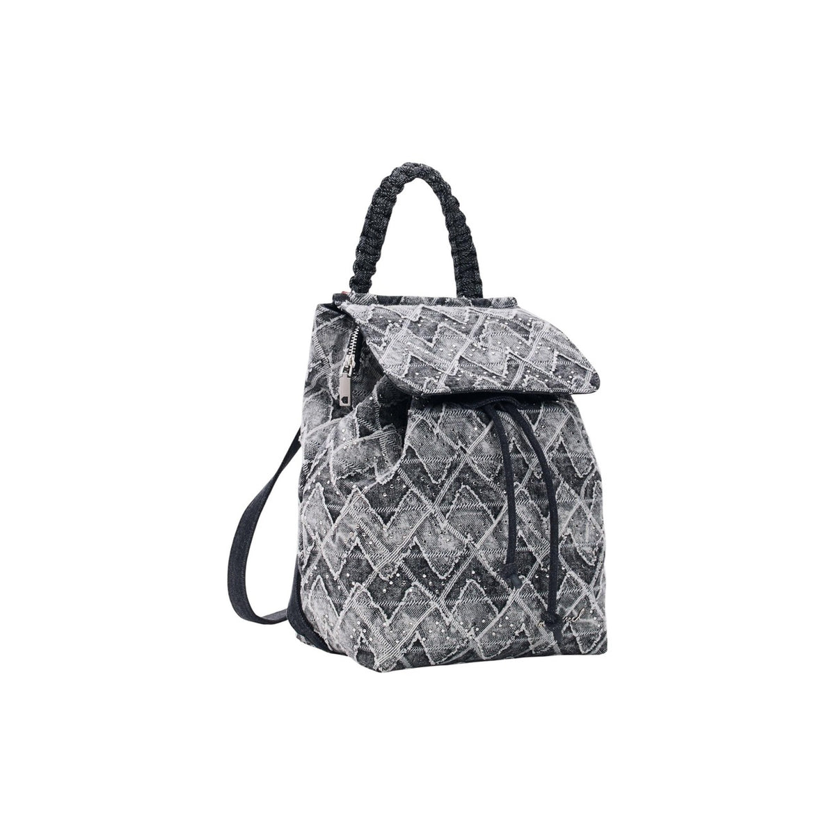 Zainetto piccolo realizzato in tessuto denim, con stampa a zigzag e charm rimovibile. Collezione 2026 disegnato a Barcellona. Dettaglio di parte ampia sulle bretelle Vista frontale laterale