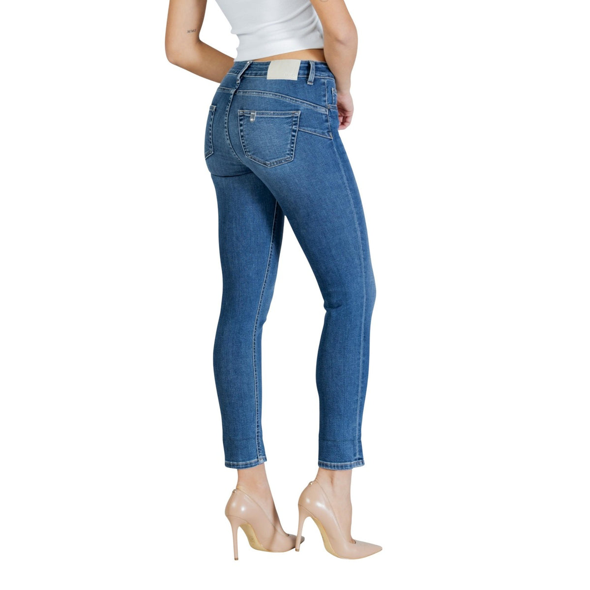 Liu Jo Monroe Slim Fit; denim stretch, vita normale, dettagli con pietre. Il jeans iconico Liu Jo per un look elegante e femminile. Vista posteriore