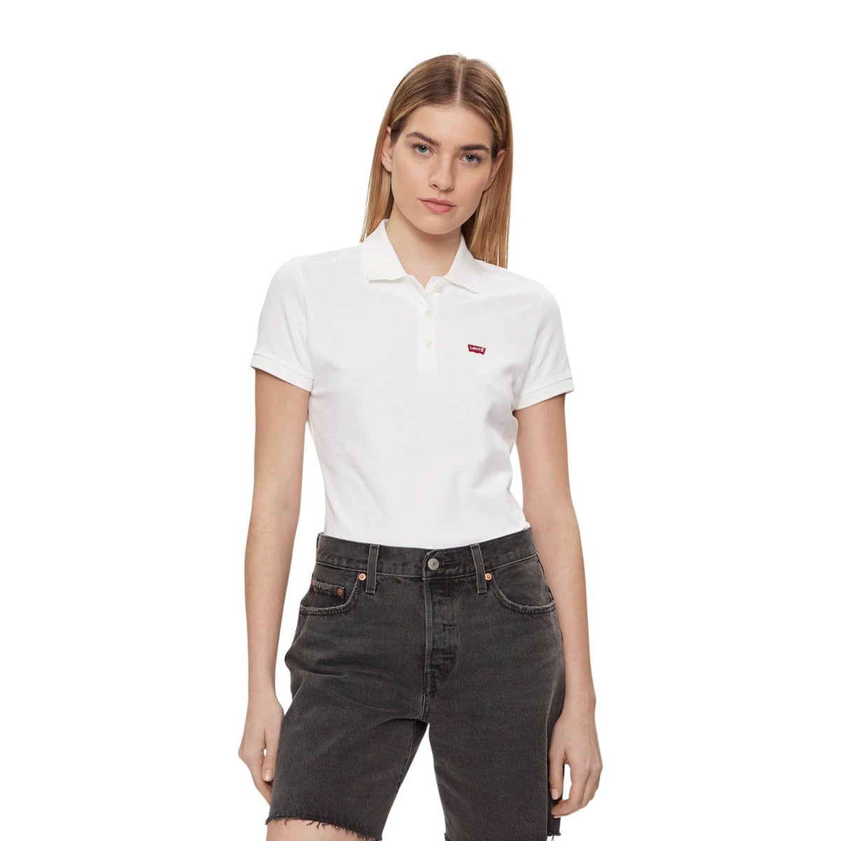 Polo Levi's donna bianca modello 52599-0000. Maglietta a maniche corte tipo polo in cotone stretch bianco con colletto classico, scollatura a tre bottoni e micro logo sul petto, stile casual e sportivo.