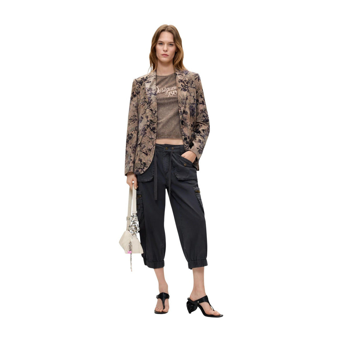Blazer Desigual donna beige floreale modello AME_CHERRIE. Giacca elegante da donna in velluto floccato con stampa giapponese o orientale marrone e revers stile boho-chic e sartoriale.