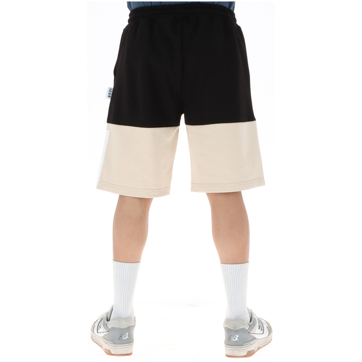 Bermuda ICON Color-Block; 87% Cotone, 13% Poliestere. Nero e Beige, maxi logo bianco spezzato, vita con lacci. Short uomo streetwear grafici e traspiranti, Made in Italy. Vista posteriore