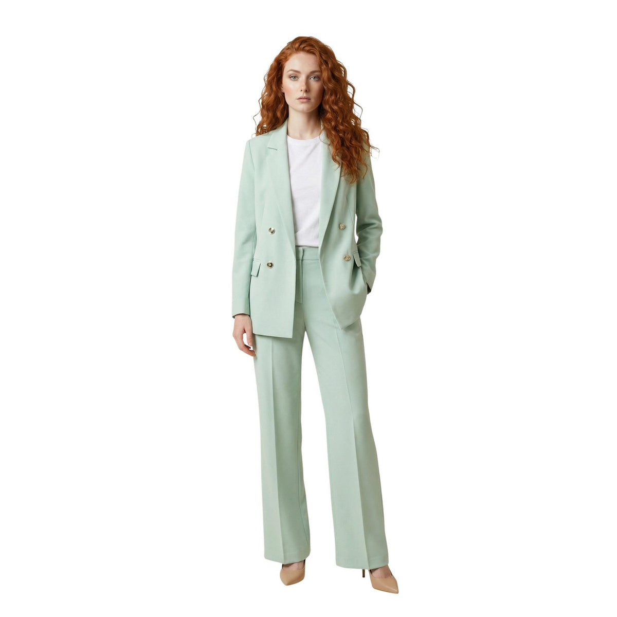 Artigli Blazer Baciata; giacca doppiopetto verde con bottoni oro e tasche con patta. Tessuto stretch confortevole e silhouette definita. Vista frontale Figura intera