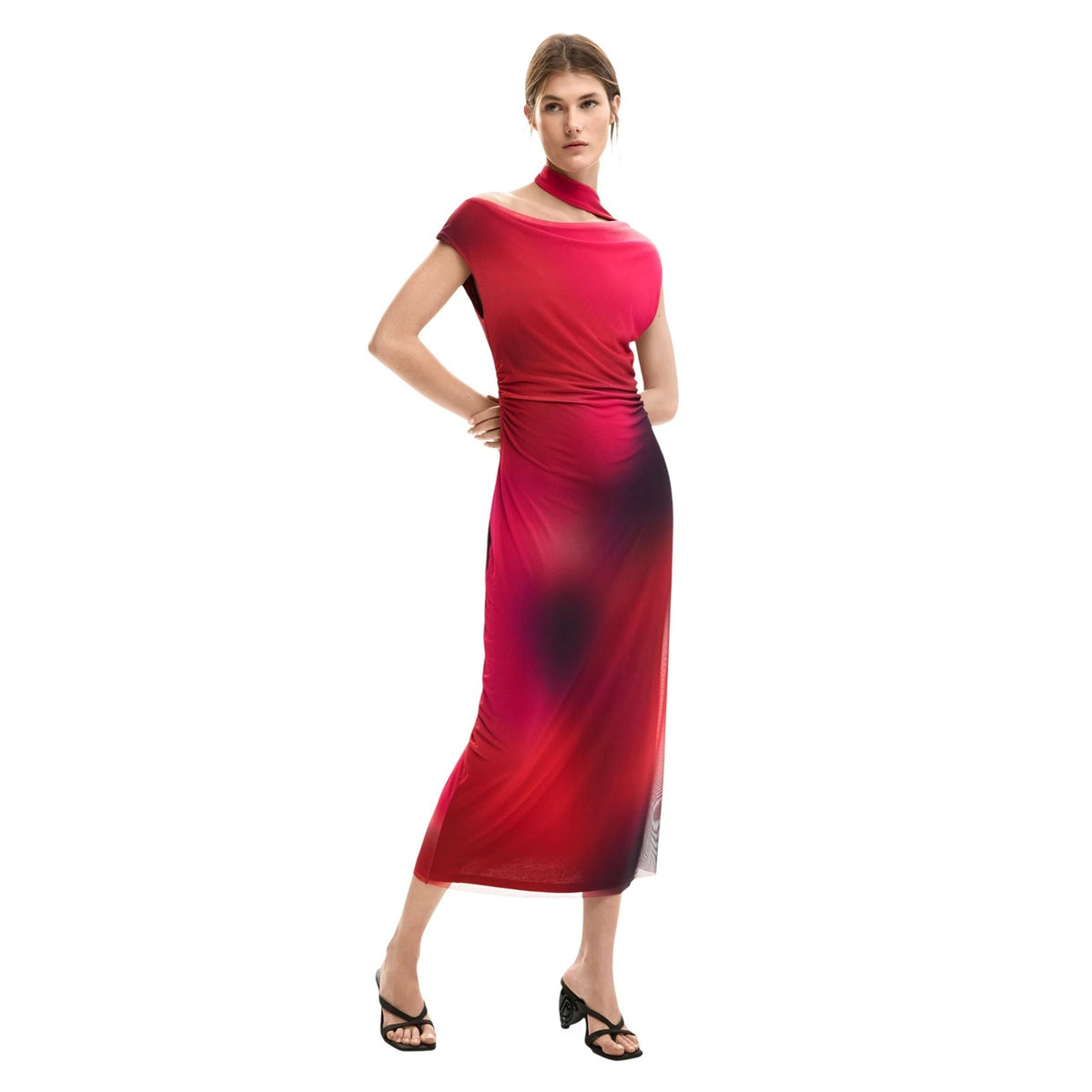 Abito midi in chiffon, con drappeggi laterali, senza maniche, scollo asimmetrico e stampa a macchie di colori.
Vista frontale indossato da modella