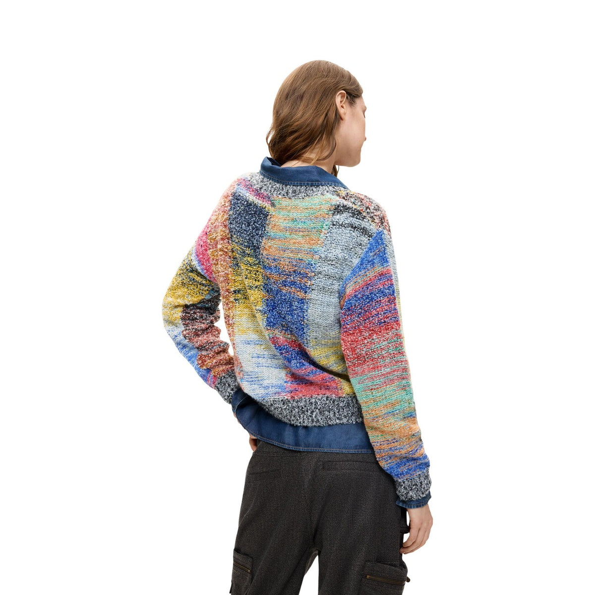 Maglione Desigual donna multicolore JERS_EARTHTEXTURE. Pullover corto cropped in maglia grossa con motivo a blocchi colorati effetto patchwork, scollo a V e polsini elasticizzati, collezione autunno inverno.