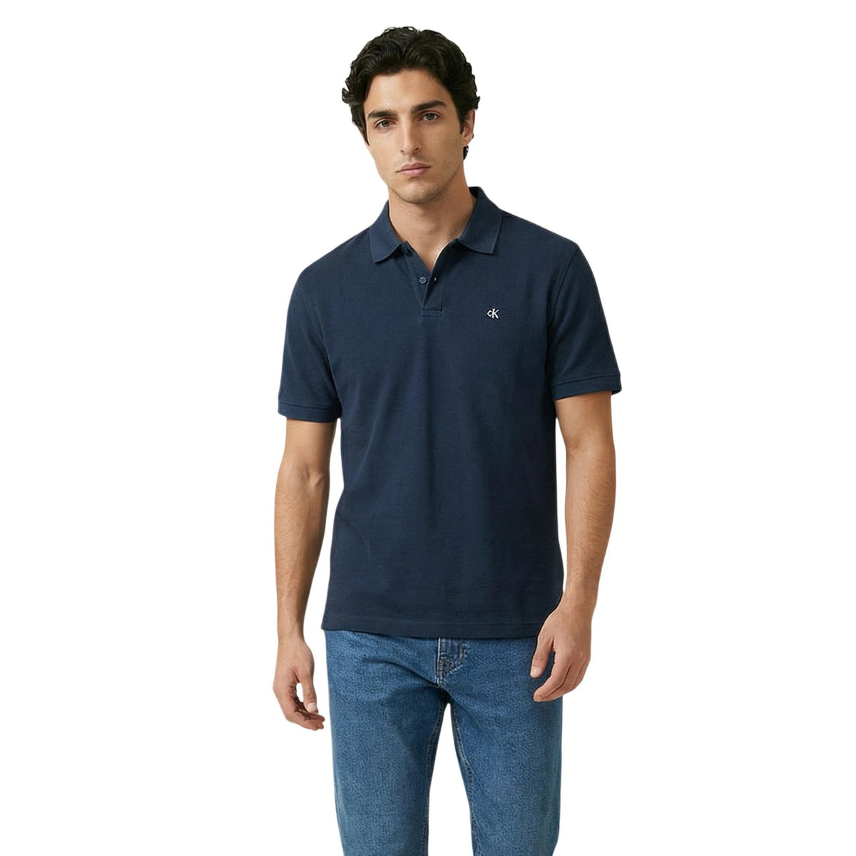 Polo Calvin Klein Scollo a V; 100% piqué di cotone, senza bottoni. Logo tono su tono, finiture a costine, taglio regolare. Tessuto fresco e traspirante, stile urban-minimal. Colore blu