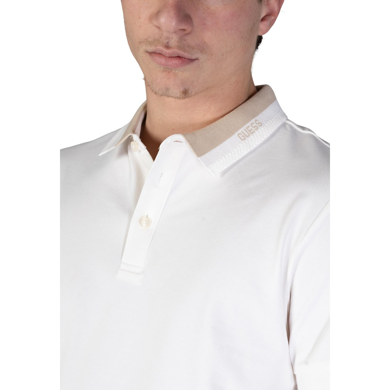 Polo Guess SS Paul; avorio. Misto cotone ed elastene. Colletto logato, chiusura a 3 bottoni, maniche corte. Comfort elasticizzato e stile iconico per il tempo libero.