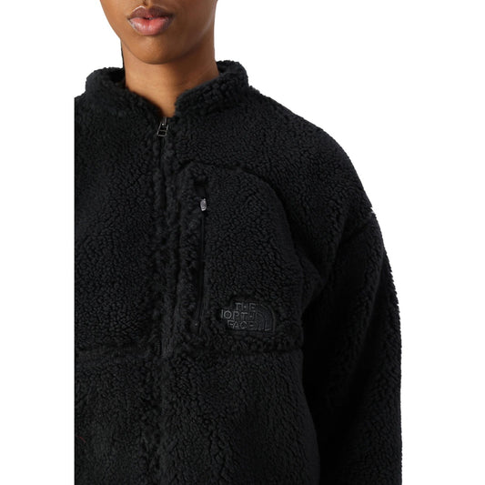 Cappotto pile nero donna The North Face NF0A8KQY. Giacca spessa in sherpa pile 100% poliestere riciclato con cerniera frontale, logo ricamato, tasca sul petto e tasche scaldamani.