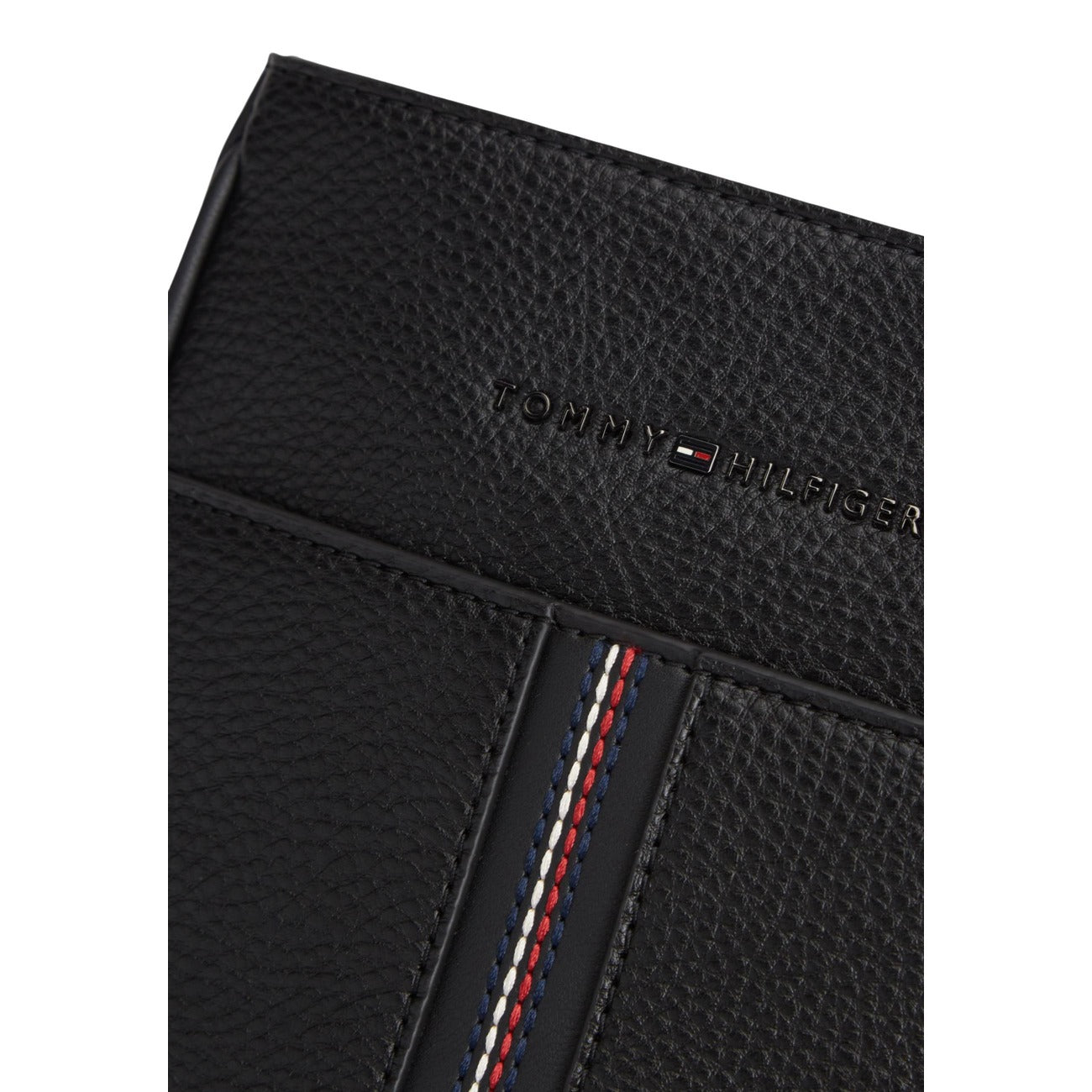 Tracolla Tommy Hilfiger zigrinata; chiusura con zip, scomparto unico, logo metallico. Finitura resistente, tracolla regolabile, stile urban-chic. Dettaglio logo