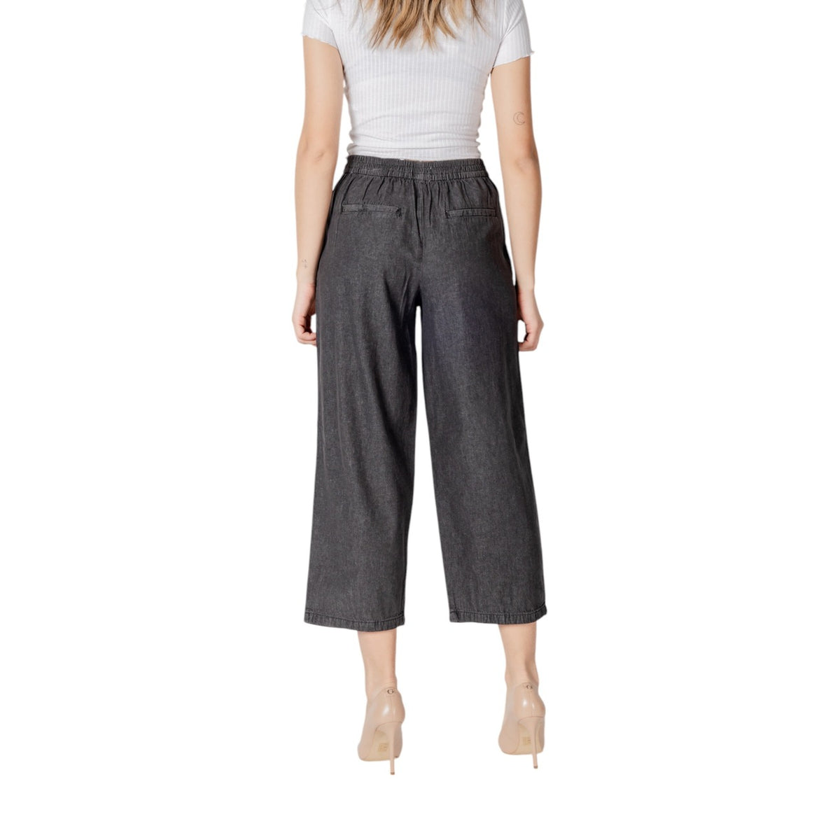 Pantaloni Ichi ARCHER donna neri con tasche anteriori posteriori 100% cotone - vista posteriore retro indossati da modello