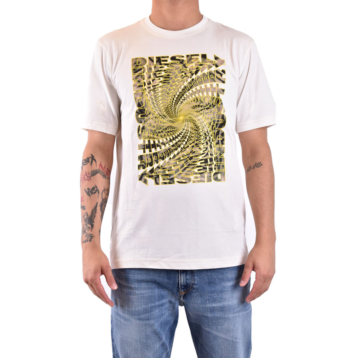 Diesel T-shirt Bianca con Stampa; 100% cotone, maniche corte e scollo tondo. Design distintivo Diesel, fresca e resistente. Vista frontale indossata