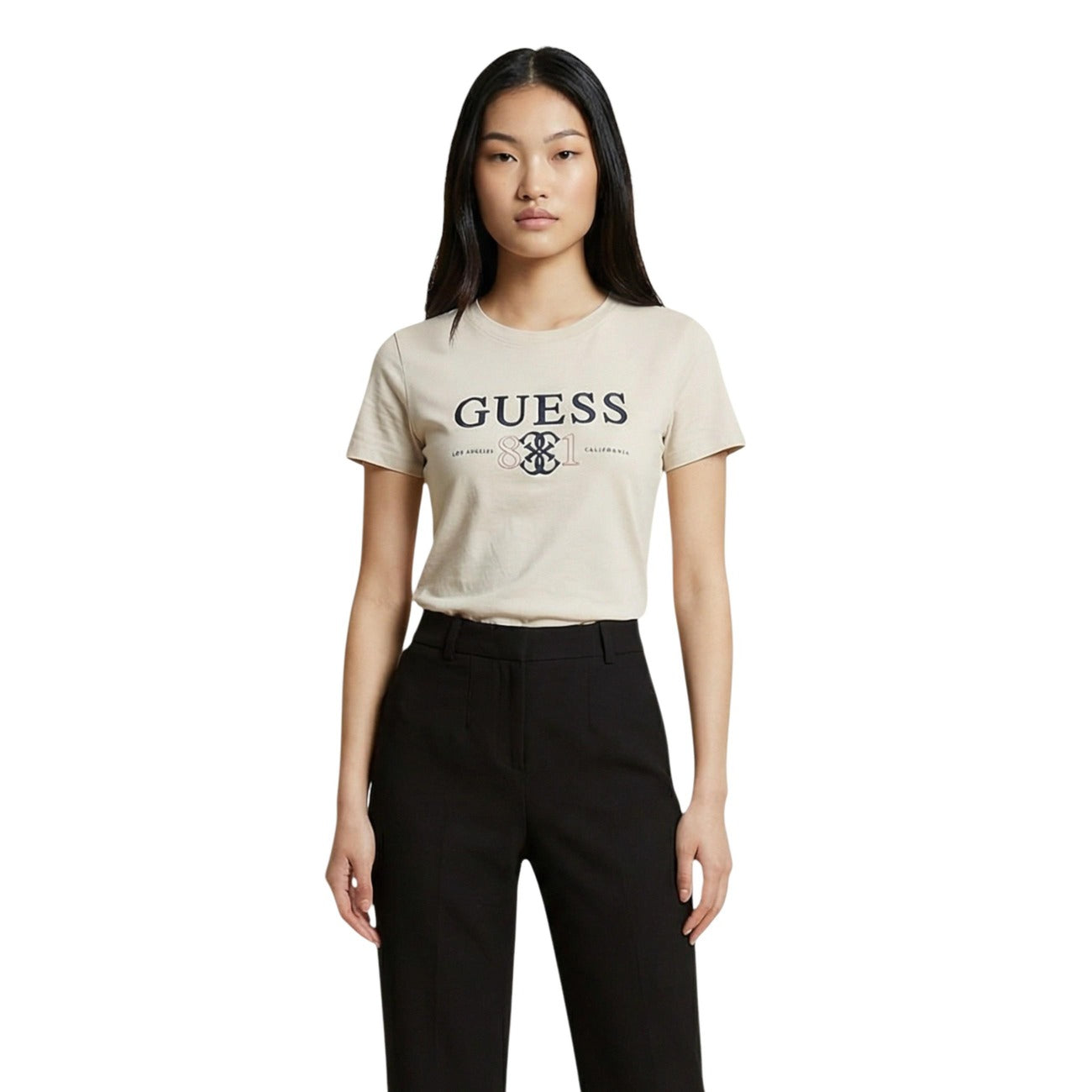 T-shirt Guess donna beige manica corta con logo scollo rotondo 95% cotone 5% elastan - vista frontale indossata da modello figura intera