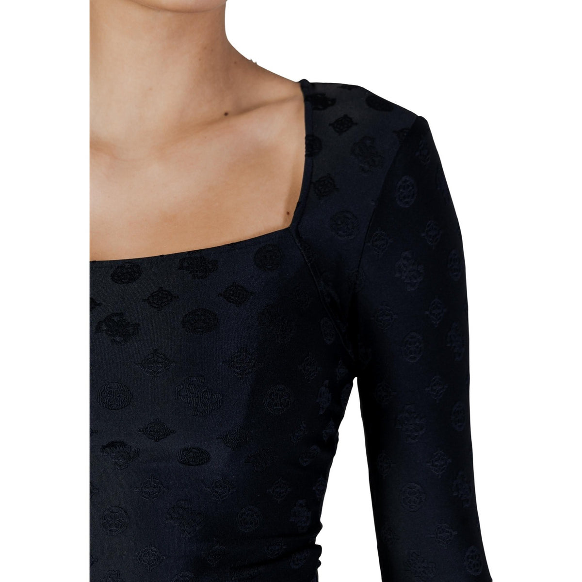 T-shirt Guess donna nera manica lunga scollo quadrato 90% poliammide 10% elastan - dettaglio scollo