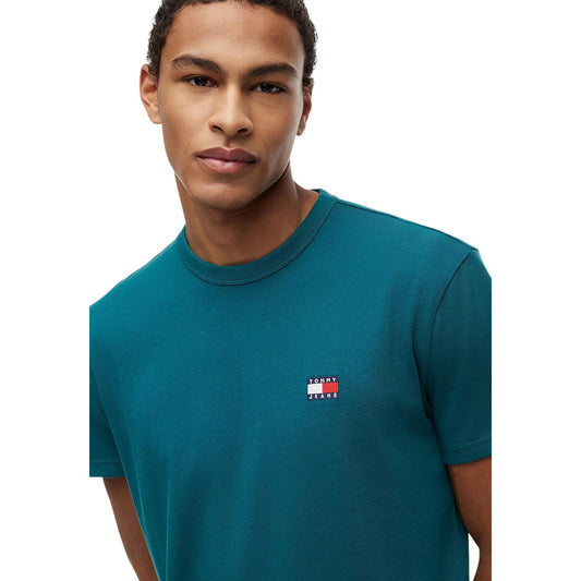 T-shirt Verde Tommy Jeans; Logo Badge Ricamato. 100% Cotone Rigenerato. Regular fit, girocollo classico, ecosostenibile. Il basic premium ideale per ogni outfit.