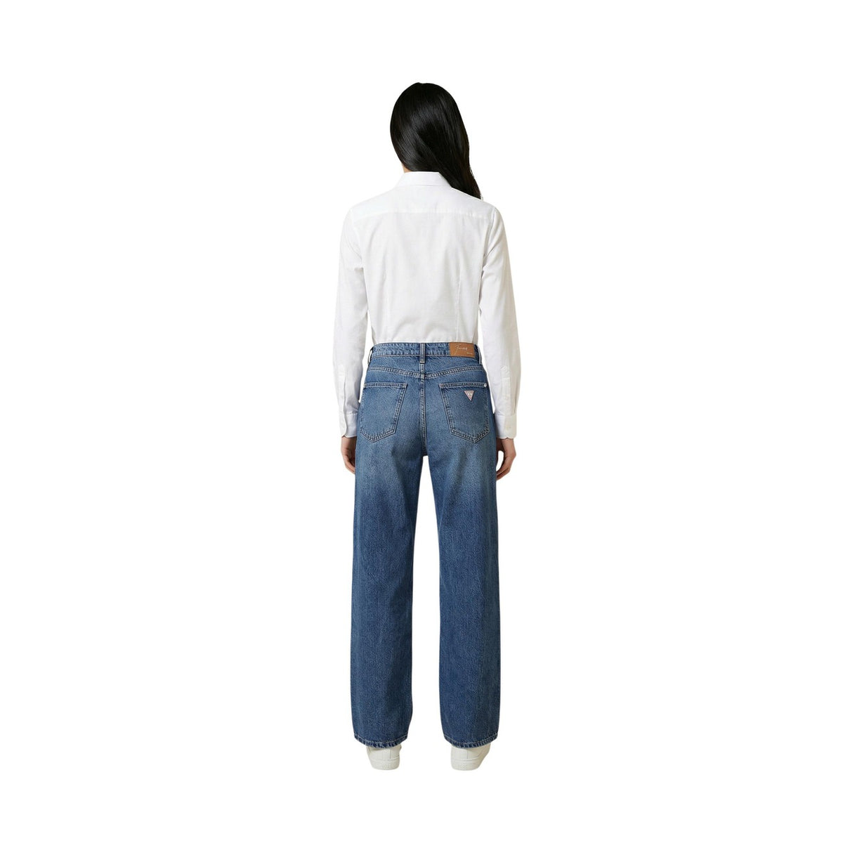 Jeans Guess Baggy; 55% Cotone, 45% Lyocell. Vita bassa, gamba ampia, cinque tasche. Jeans donna leggeri e traspiranti dal fit rilassato e contemporaneo. Vista posteriore figura intera