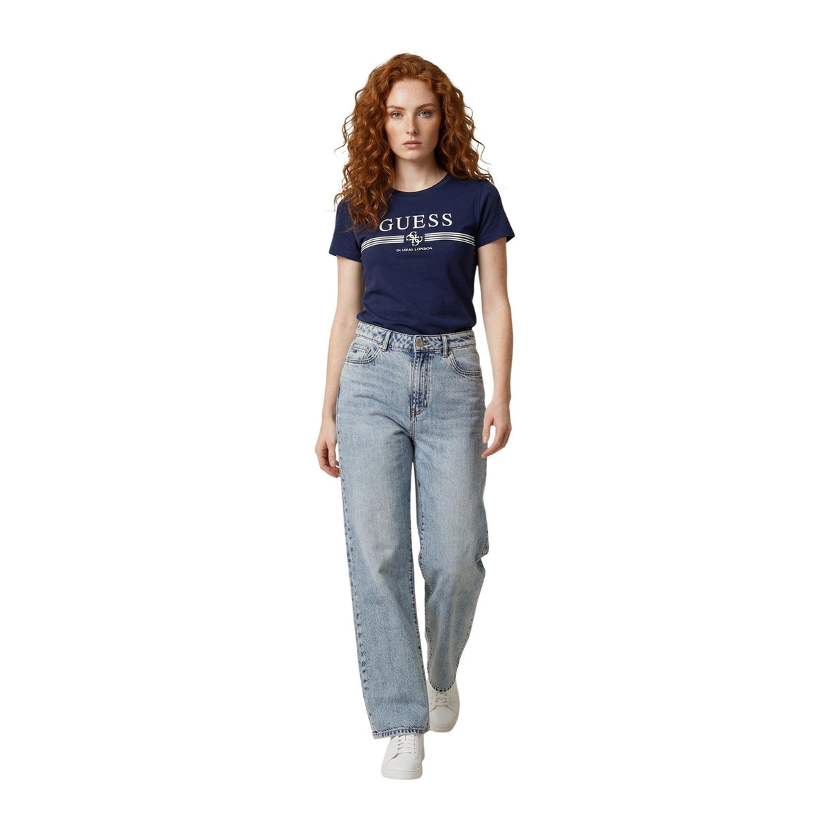 Guess Siena SS CN Tee; blu con stampa logo, 95% cotone e 5% elastam. La t-shirt stretch morbida e raffinata per la stagione estiva. Vista frontale Figura intera