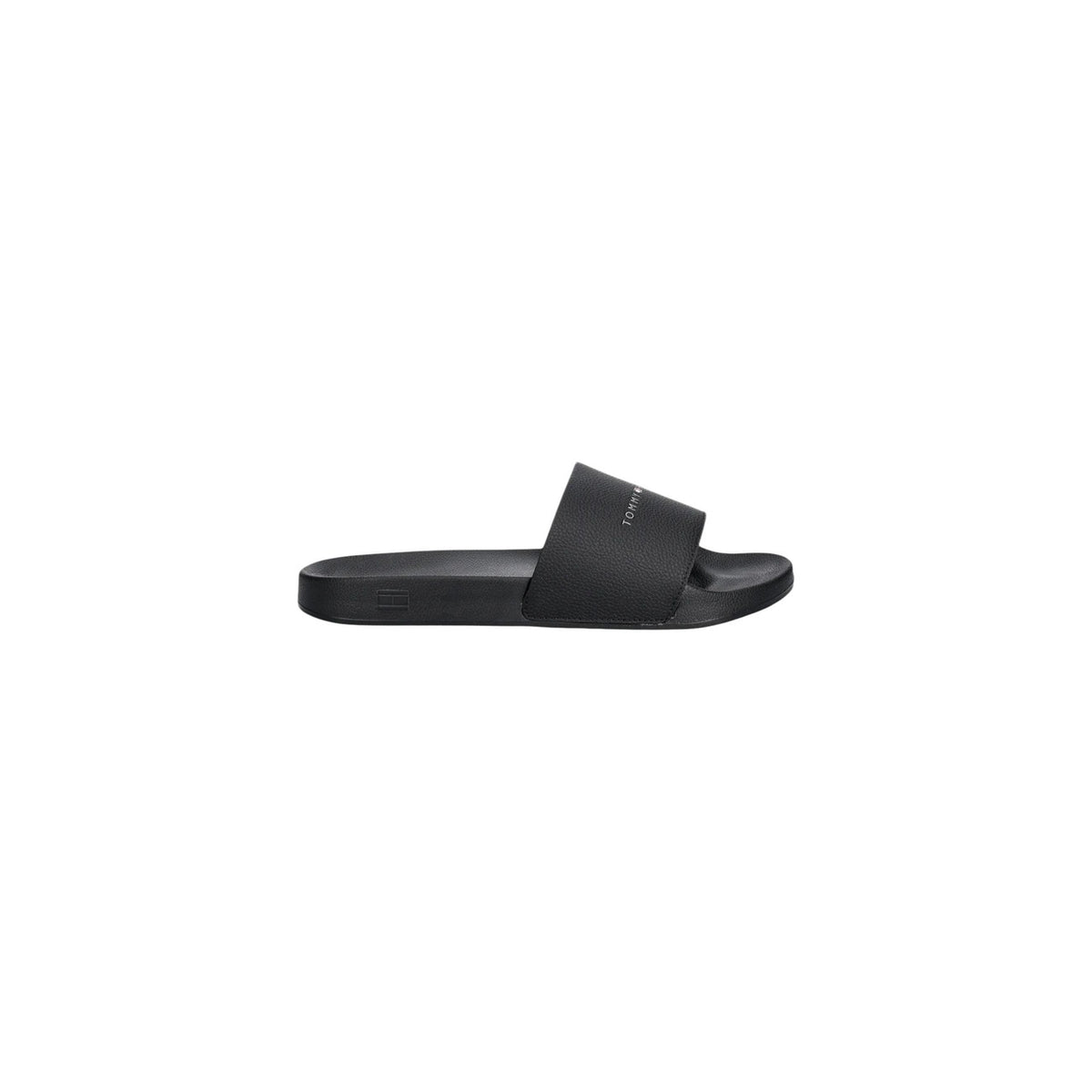 Ciabatte Tommy Hilfiger FM0FM05799; 59% Poliuretano. Fascia logata, suola anatomica, materiale idrorepellente. Slide uomo leggera, robusta e antiscivolo per la PE26. Colore nero vista laterale