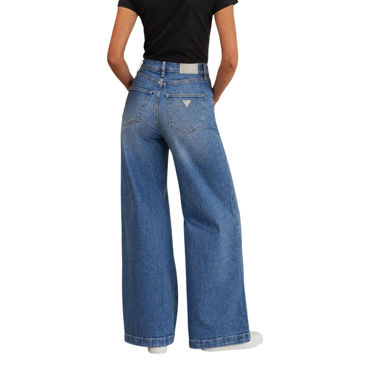 Jeans Baggy Blu Donna Guess Bellagio Pant; Tessuto stretch 5 tasche in 97% cotone, 2% elastomultiestere e 1% lycra. Modello boyfriend a gamba ampia con vita regular, stile casual essentials 4 stagioni. Posteriore