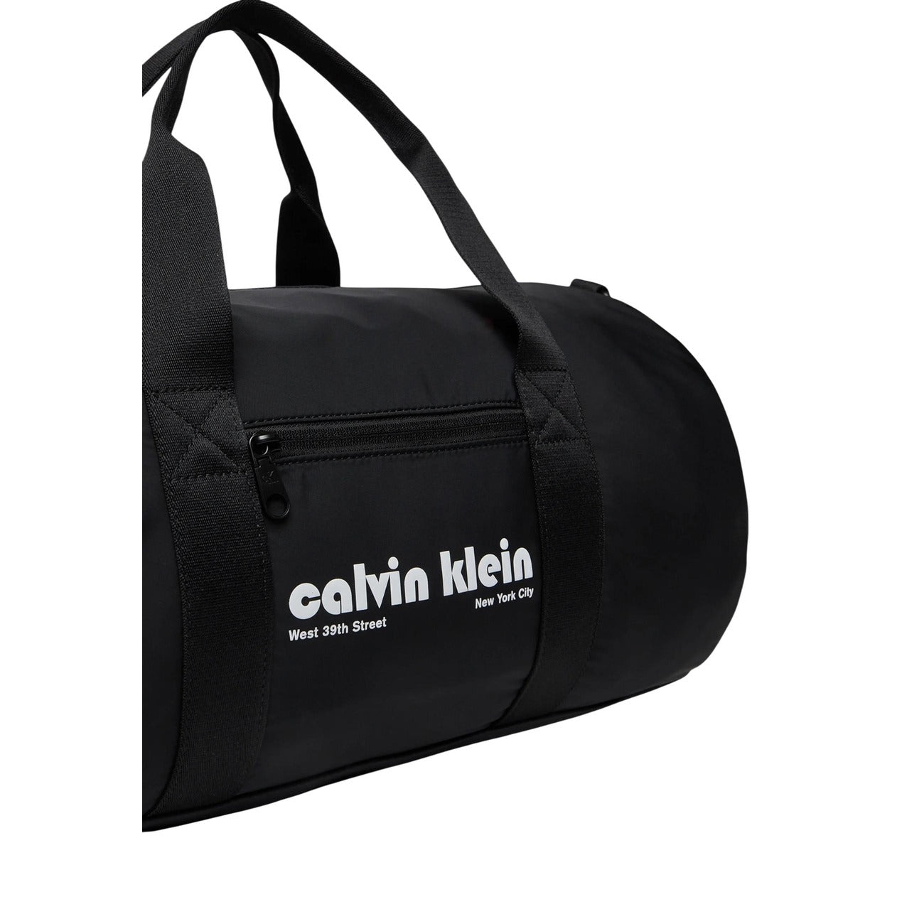 Borsone Calvin Klein Duffle Nero; 100% Poliestere Riciclato. Tracolla rimovibile, logo grafico, chiusura con cerniera. Stile weekender casual, capiente e leggero. Perfetto per sport e viaggi brevi. Dettaglio stampa logo