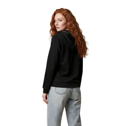 Felpa nera in misto cotone. Cappuccio con coulisse e tasche laterali oblique.
Manica lunga con bande logate laterali.
Vita e polsini a costine. Chiusura con zip frontale a tutta lunghezza. Vista posteriore indossata da modella