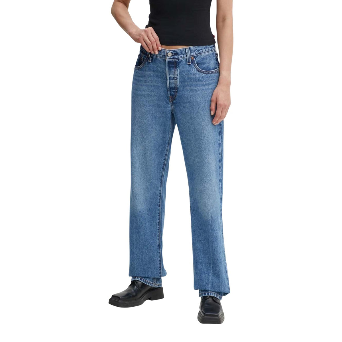Jeans Levi's donna blu modello A1959-0106. Pantaloni in denim di cotone blu lavaggio classico a vita alta, stile mom jeans e regular fit comodo, con tasche posteriori decorate dalle iconiche cuciture arcuate a contrasto e salpa con logo sul retro