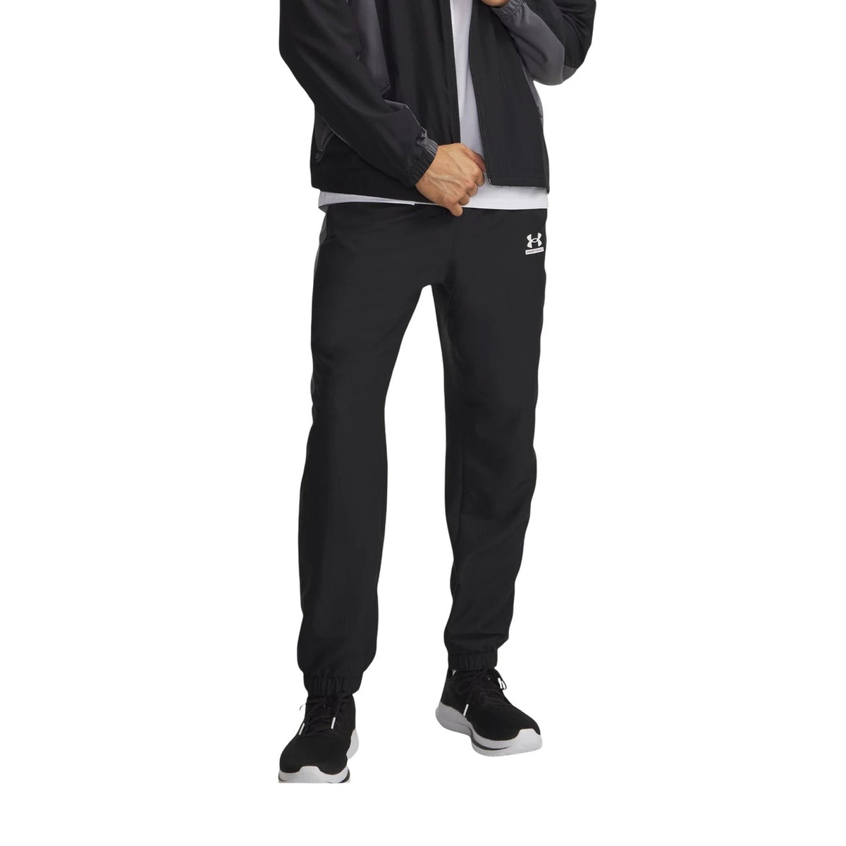 Under Armour UA Tech™ Sport Pant; pantalone nero uomo tecnico con tasche zip e vita elasticizzata. Leggero, resistente e traspirante con tecnologia stretch. Vista frontale