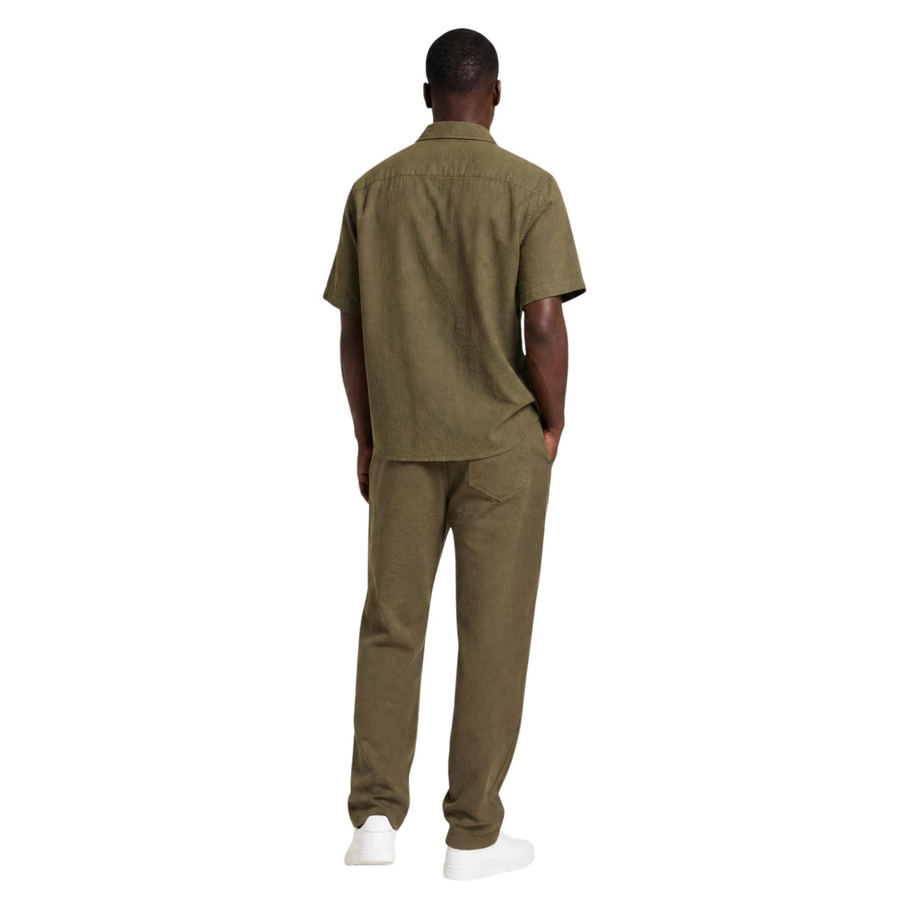 Pantaloni Regular Verdi Hydra Clothing; 100% Cotone. Pinces anteriori, vita con coulisse e bottone, tasche laterali. Tessuto naturale, leggero e fresco. Il comfort sartoriale per l'estate. Posteriore intera