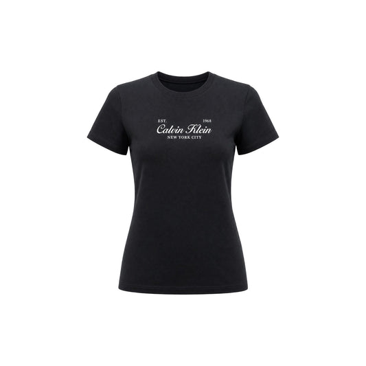 T-shirt Donna Nera Calvin Klein Jeans; 100% Cotone. Taglio regular fit, maniche corte e scollo tondo. Stampa frontale a contrasto logo 'Est. 1968 New York City', tessuto leggero stile casual-urban. Vista frontale stesa