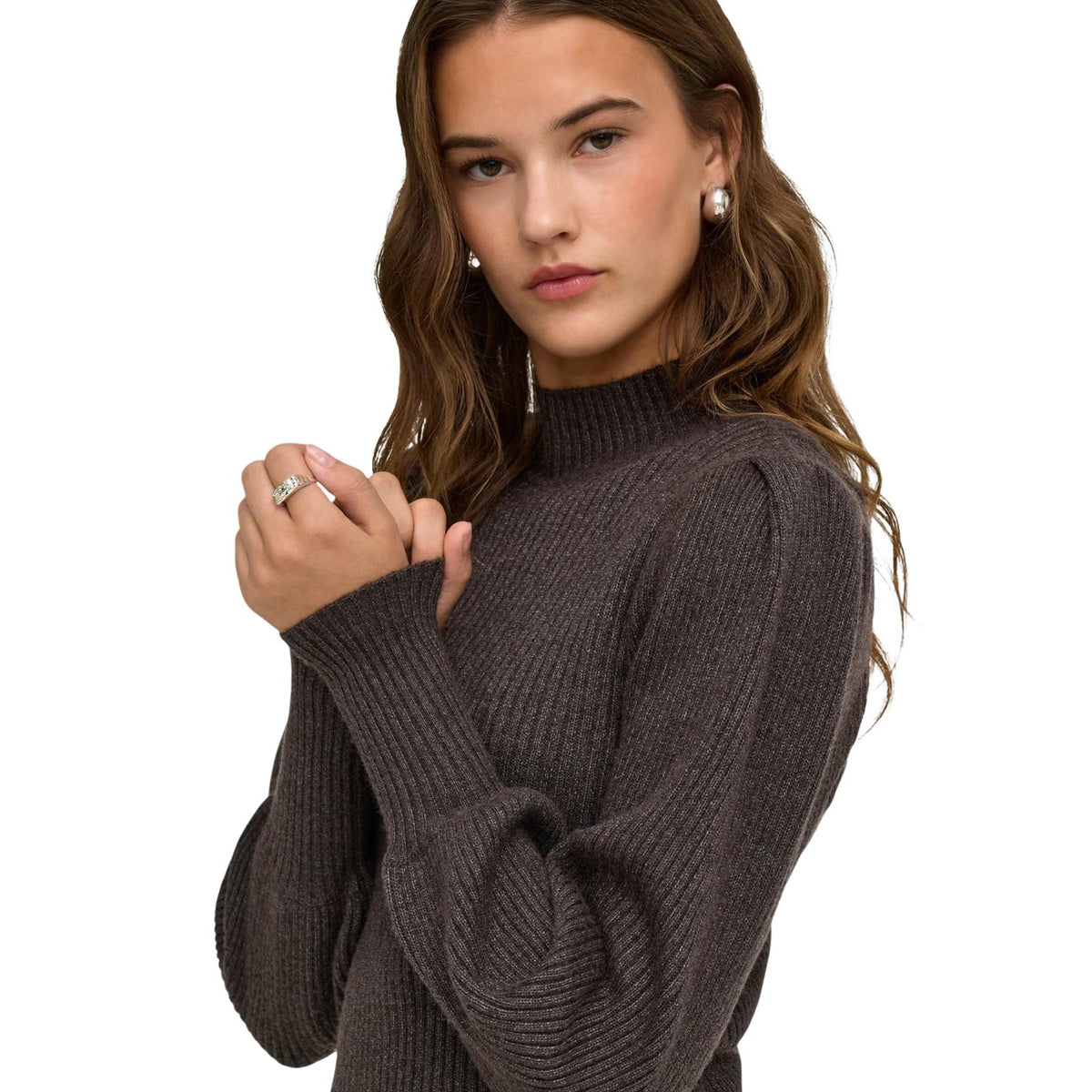 Maglione collo alto donna Only ONLKATIA LIFE marrone 15232494. Pullover invernale lavorato a costine con maniche a sbuffo, collo alto avvolgente e vestibilità sagomata.