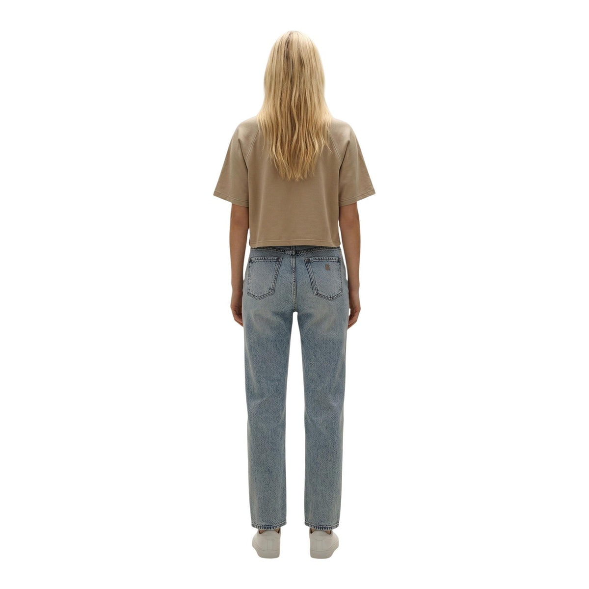 T-shirt Replay Beige Cropped; 100% Cotone. Vestibilità oversize, maniche raglan, logo ricamato. Modello corto ideale per la mezza stagione e l'estate. Stile casual e moderno. Vista intera posteriore