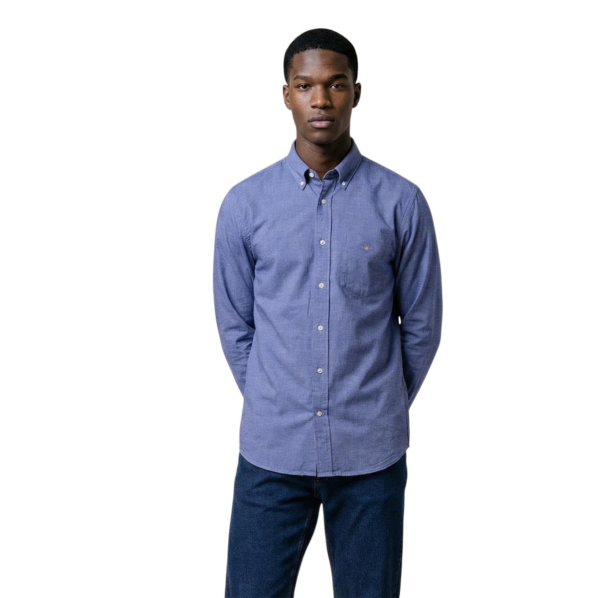 Camicia GANT Regular Classic Poplin; 100% cotone, collo button-down, taschino frontale. Logo ricamato, vestibilità regular, tessuto fresco e resistente. Stile classico contemporaneo. Colore azzurro. Vista frontale
