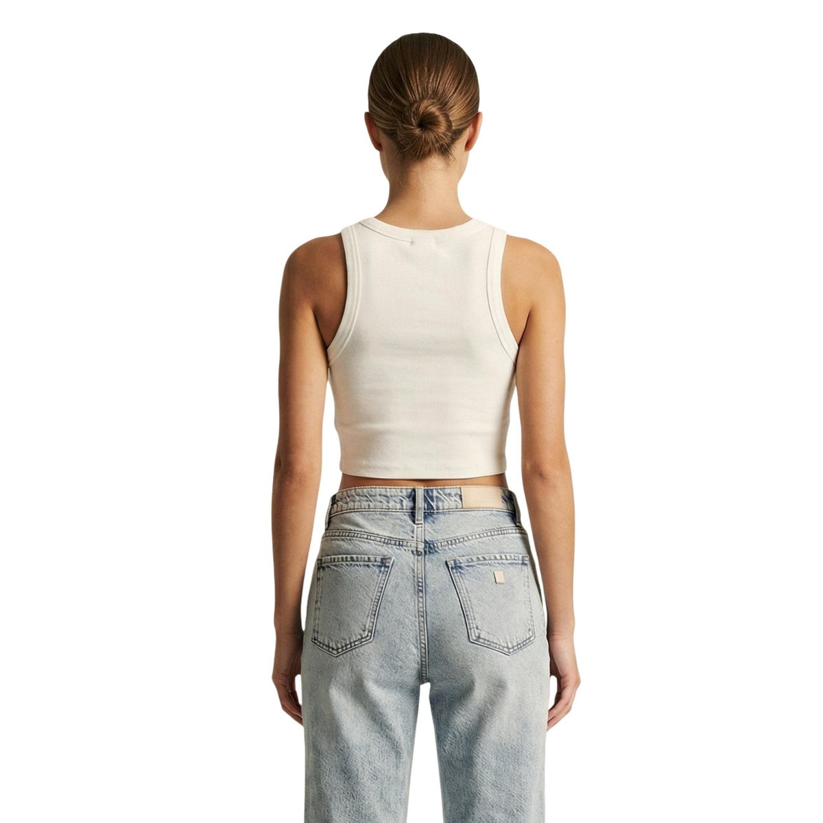 Canotta Guess Active Silvy; 94% viscosa, 6% elastam, tessuto rib. Taglio cropped, scollo ampio, logo Guess con strass. Top sportivo-chic, leggero e ultra-confortevole. Colore bianco vista posteriore
