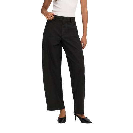 Pantaloni Only donna neri taglio Barrel fit 15371522. Pantaloni a gamba curva a botte neri con vita media, passanti per cintura, bottone a gancio e zip, pantaloni casual chic ed eleganti Only.