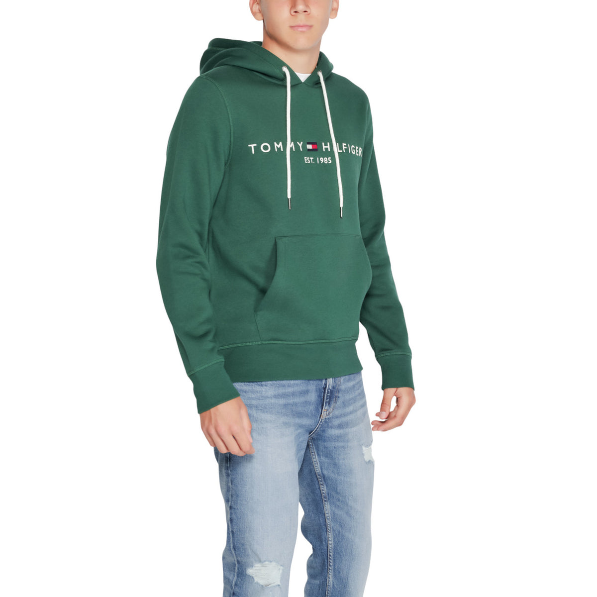 Felpa Tommy Hilfiger uomo verde Ornamental Green con cappuccio MW0MW11599. Felpa pesante in misto cotone felpato con tasca a marsupio, lacci a contrasto e logo Tommy Hilfiger sul petto, abbigliamento casual uomo autunno inverno.