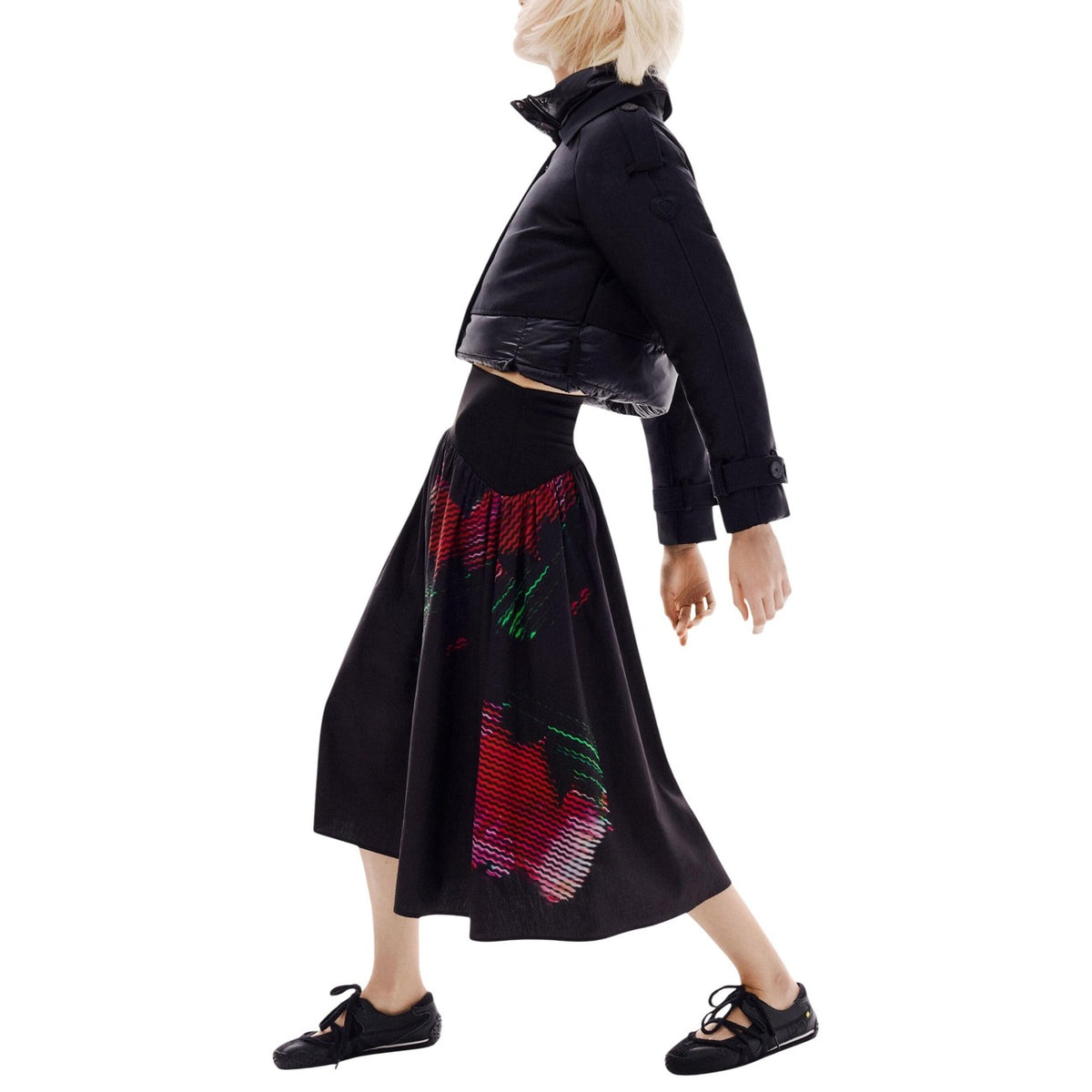 Gonna Desigual donna nera con stampa floreale 76% cotone 23% poliestere 1% elastan - vista frontale indossata da modello figura intera