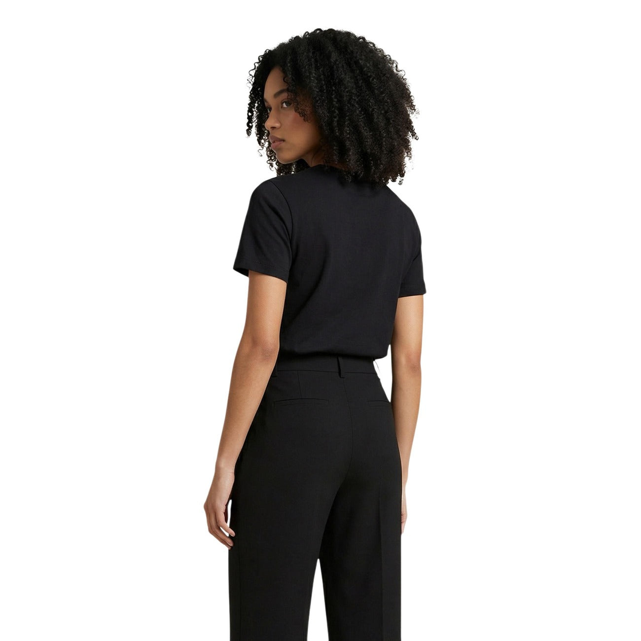 T-shirt nera maniche corte da donna Guess AGNES. Realizzata 100% cotone. girocollo classico, valorizzato dal logo Guess con dettagli dorati e scritta 'Los Angeles' stampata sul davanti. Vista posteriore