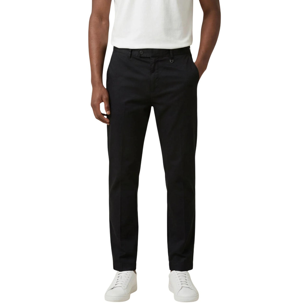 Antony Morato Jonah Regular Fit; nero, misto lino e viscosa, stretch. Il pantalone chino essenziale per un look smart-casual estivo.