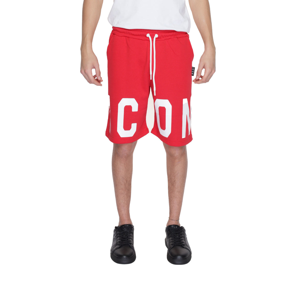Bermuda Icon rossi da uomo logo grande realizzati in cotone con logo bianco frontale. Questi pantaloncini Icon uomo rossi sono caratterizzati da fit morbido con elastico in vita e tasche. Vista frontale