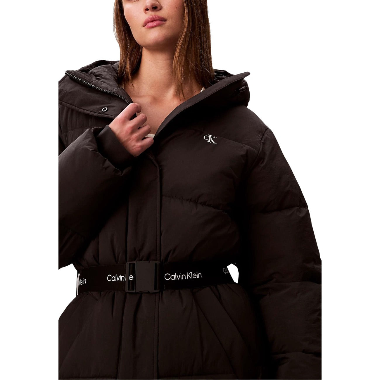 Giubbotto piumino Calvin Klein Jeans BELTED MIDWEIGHT LON donna nero con cappuccio cintura logo zip bottoni automatici maniche lunghe scollo alto tasche anteriori 100% poliammide - vista frontale indossato da modello dettaglio