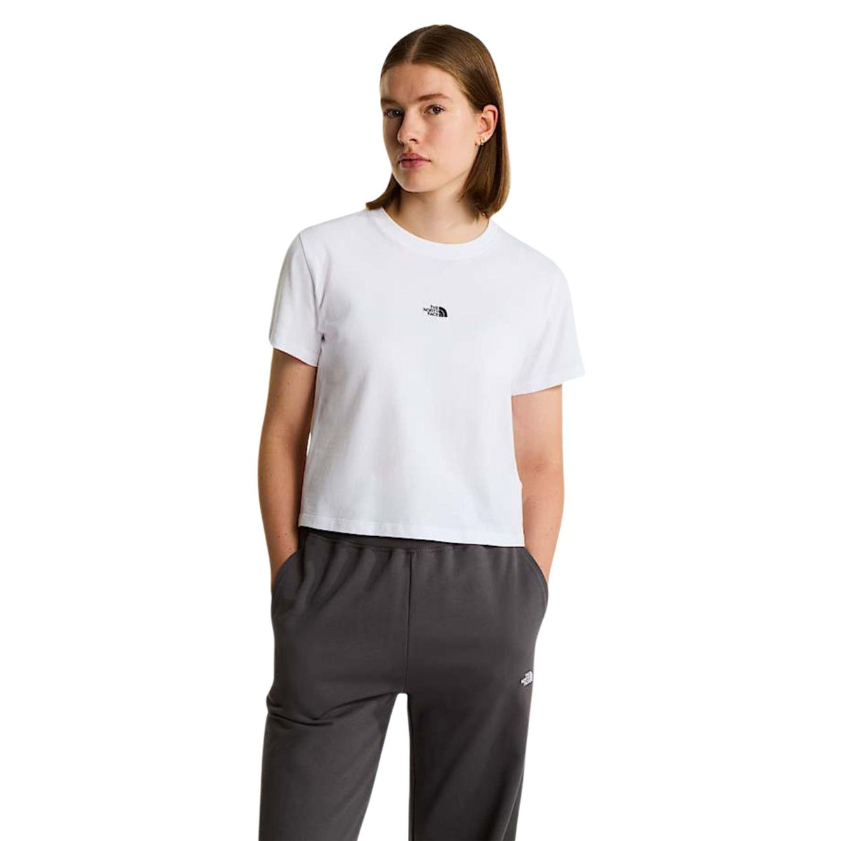 T-shirt The North Face Simple Dome; 100% cotone jersey, 180g. Girocollo a coste, logo ricamato frontale, vestibilità regular. Capo base di alta qualità, fresco e resistente. Colore bianco vista frontale