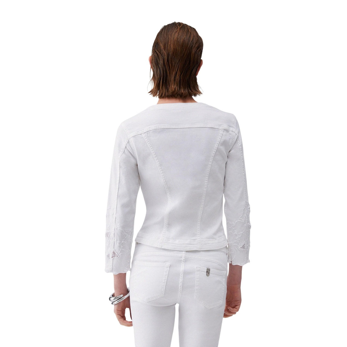 Giacca Gabardina Sangallo; cotone stretch, applicazioni gioiello, maniche a tre quarti, slim fit. L'eleganza versatile per eventi e occasioni speciali. Colore bianco vista posteriore