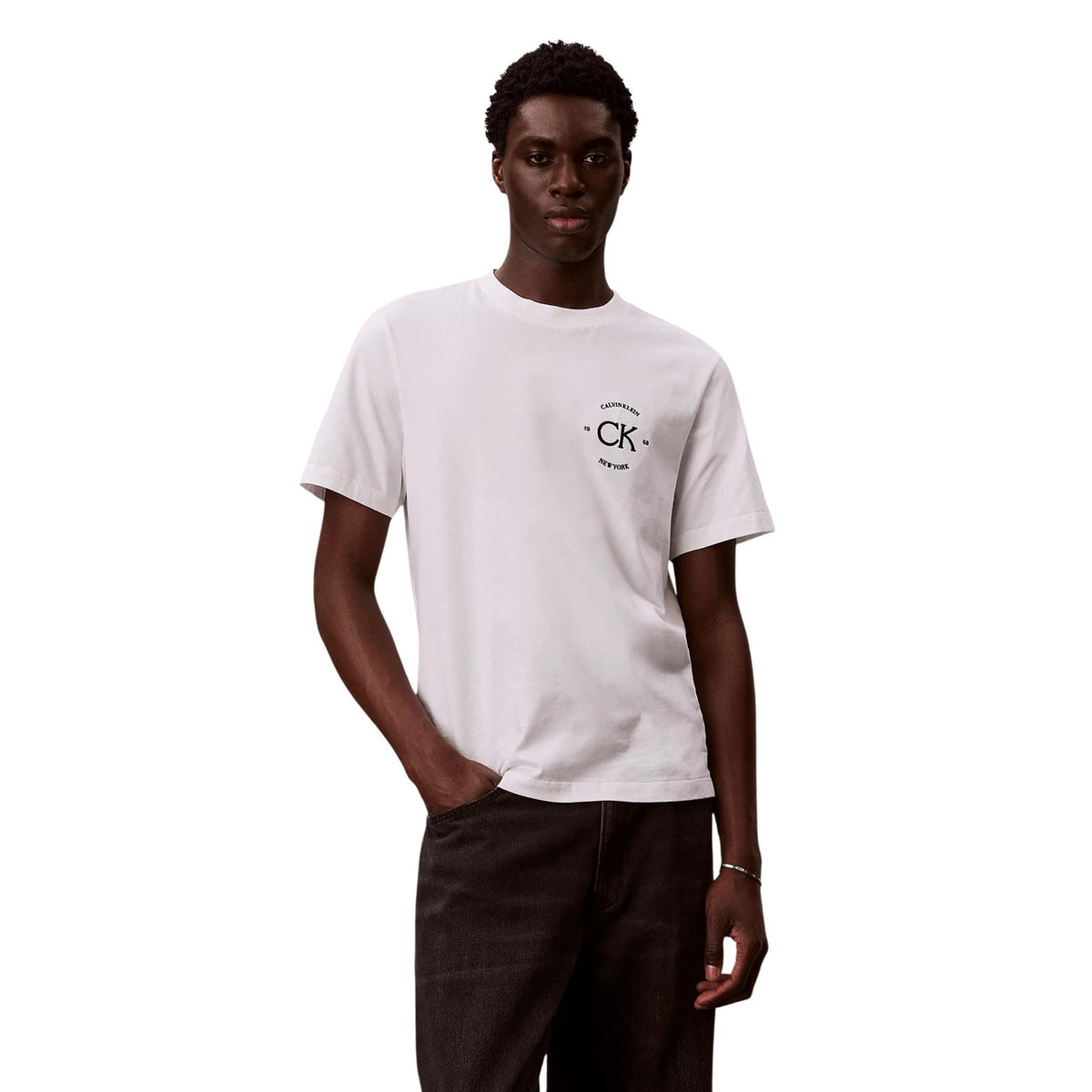 T-shirt CK Jeans LV04RE825G; 100% cotone, logo CK ricamato, regular fit. Girocollo, cuciture rinforzate, massima traspirabilità. Stile casual-luxury essenziale. Colore bianco vista frontale