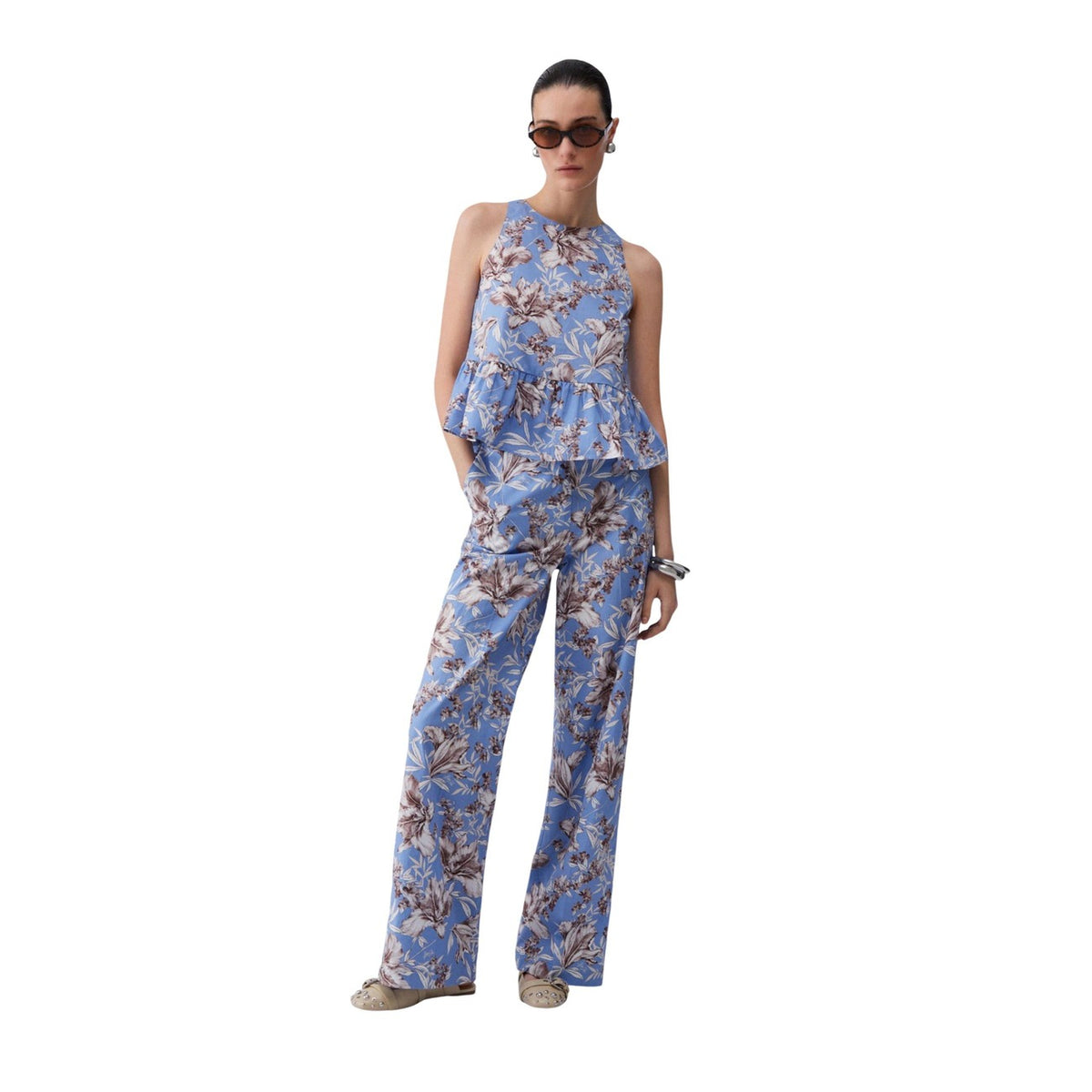 Pantaloni Liu Jo Popeline; stampa floreale, wide leg, 100% cotone, vestibilità regolare. Stile fresco e raffinato per la tua estate. Vista frontale figura intera