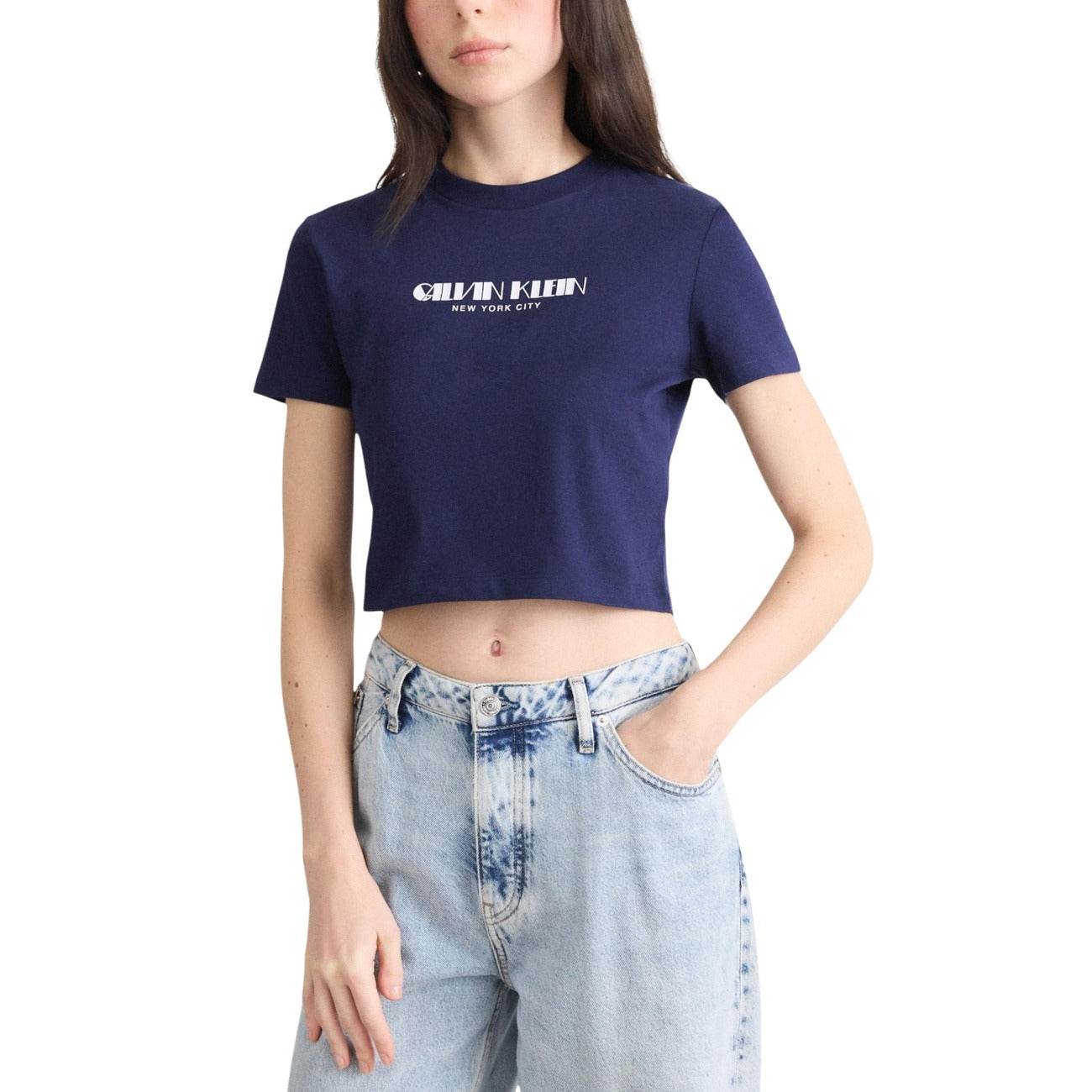 T-shirt corta logata Calvin Klein; 100% cotone, relaxed fit, taglio crop, maniche corte. Stile iconico e confortevole. Colore blu